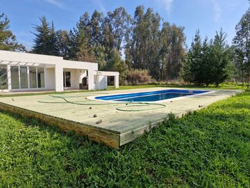 MARAVILLOSA PARCELA CON CASA CON GRANDES VENTANALES EN CONDOMINIO