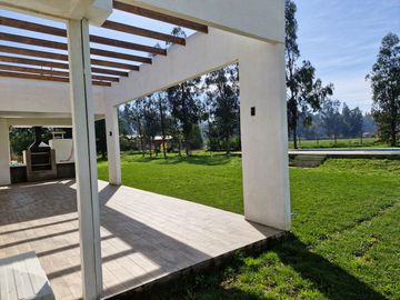 MARAVILLOSA PARCELA CON CASA CON GRANDES VENTANALES EN CONDOMINIO