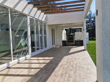 MARAVILLOSA PARCELA CON CASA CON GRANDES VENTANALES EN CONDOMINIO