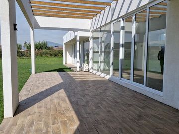 MARAVILLOSA PARCELA CON CASA CON GRANDES VENTANALES EN CONDOMINIO