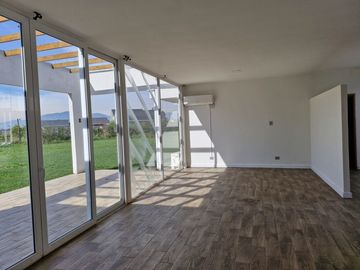 MARAVILLOSA PARCELA CON CASA CON GRANDES VENTANALES EN CONDOMINIO