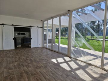 MARAVILLOSA PARCELA CON CASA CON GRANDES VENTANALES EN CONDOMINIO