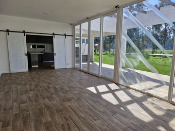 MARAVILLOSA PARCELA CON CASA CON GRANDES VENTANALES EN CONDOMINIO