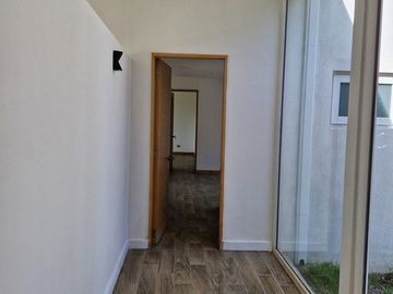MARAVILLOSA PARCELA CON CASA CON GRANDES VENTANALES EN CONDOMINIO