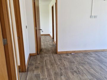 MARAVILLOSA PARCELA CON CASA CON GRANDES VENTANALES EN CONDOMINIO