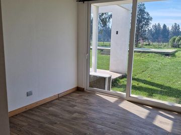 MARAVILLOSA PARCELA CON CASA CON GRANDES VENTANALES EN CONDOMINIO