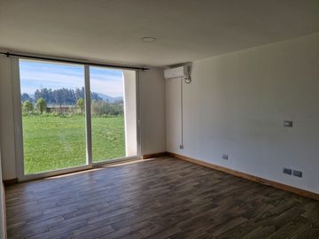 MARAVILLOSA PARCELA CON CASA CON GRANDES VENTANALES EN CONDOMINIO