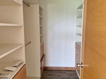 MARAVILLOSA PARCELA CON CASA CON GRANDES VENTANALES EN CONDOMINIO