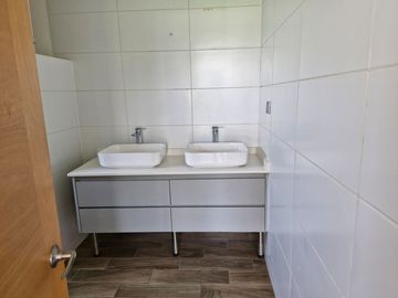 MARAVILLOSA PARCELA CON CASA CON GRANDES VENTANALES EN CONDOMINIO