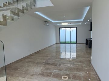 CASA EN VENTA EN VIA CUMBRES CANCUN