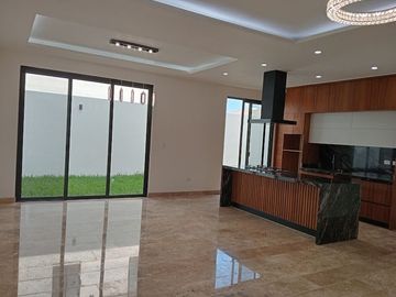 CASA EN VENTA EN VIA CUMBRES CANCUN