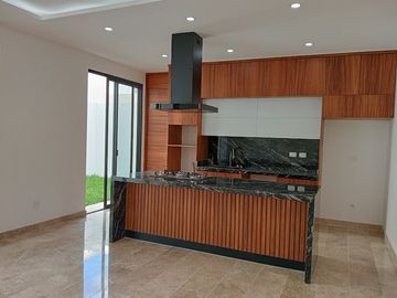 CASA EN VENTA EN VIA CUMBRES CANCUN