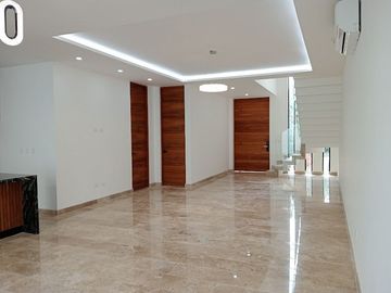 CASA EN VENTA EN VIA CUMBRES CANCUN