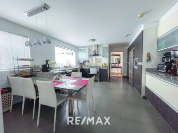 VENTA DE EXCLUSIVO DÚPLEX DE 400 M² EN ZONA RESIDENCIAL – SURCO  A solo minutos de la Universidad de Lima y el Jockey Plaza
