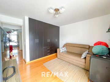 VENTA DE EXCLUSIVO DÚPLEX DE 400 M² EN ZONA RESIDENCIAL – SURCO  A solo minutos de la Universidad de Lima y el Jockey Plaza