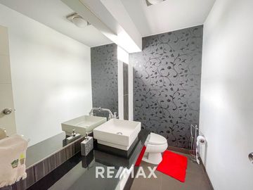 VENTA DE EXCLUSIVO DÚPLEX DE 400 M² EN ZONA RESIDENCIAL – SURCO  A solo minutos de la Universidad de Lima y el Jockey Plaza