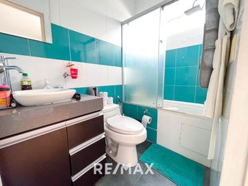 VENTA DE EXCLUSIVO DÚPLEX DE 400 M² EN ZONA RESIDENCIAL – SURCO  A solo minutos de la Universidad de Lima y el Jockey Plaza