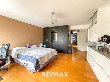 VENTA DE EXCLUSIVO DÚPLEX DE 400 M² EN ZONA RESIDENCIAL – SURCO  A solo minutos de la Universidad de Lima y el Jockey Plaza