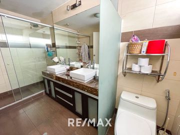 VENTA DE EXCLUSIVO DÚPLEX DE 400 M² EN ZONA RESIDENCIAL – SURCO  A solo minutos de la Universidad de Lima y el Jockey Plaza