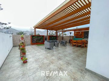 VENTA DE EXCLUSIVO DÚPLEX DE 400 M² EN ZONA RESIDENCIAL – SURCO  A solo minutos de la Universidad de Lima y el Jockey Plaza