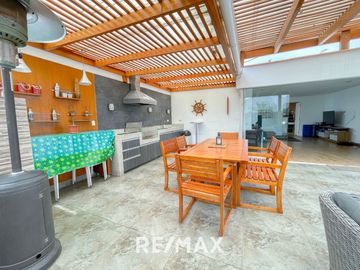 VENTA DE EXCLUSIVO DÚPLEX DE 400 M² EN ZONA RESIDENCIAL – SURCO  A solo minutos de la Universidad de Lima y el Jockey Plaza