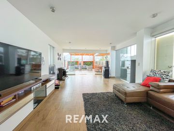 VENTA DE EXCLUSIVO DÚPLEX DE 400 M² EN ZONA RESIDENCIAL – SURCO  A solo minutos de la Universidad de Lima y el Jockey Plaza