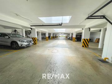 VENTA DE EXCLUSIVO DÚPLEX DE 400 M² EN ZONA RESIDENCIAL – SURCO  A solo minutos de la Universidad de Lima y el Jockey Plaza