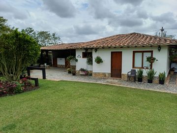 VENDO CASA CAMPESTRE INDEPENDIENTE EN LLANO GRANDE