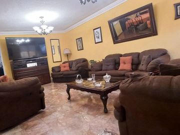 OPORTUNIDAD PARA 2 FAMILIAS, RESTAURANTE, ESCUELA, SPA, DENTISTA