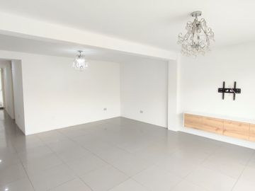 ¡Vive con Espacio y Comodidad! Departamento de 130 m² en 3er Piso