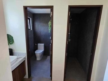 5BR| 3STOREY SINGLE ATTACHED HOUSE & LOT IN TALISAY