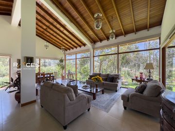 🚀 HERMOSA CASA CUMBAYA  VENTA