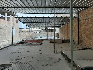 SE VENDE CASA COMO TERRENO UBICADO EN AV LORETO - PIURA