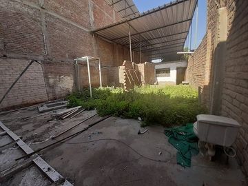 SE VENDE CASA COMO TERRENO UBICADO EN AV LORETO - PIURA