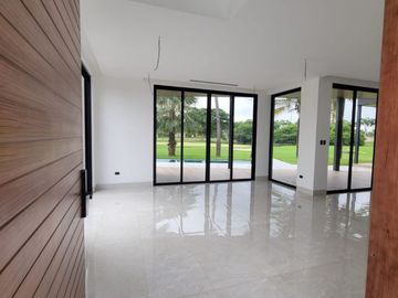 En venta exclusiva casa de estreno en Mocoli Golf, Isla Mocoli, Samborondon