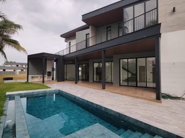 En venta exclusiva casa de estreno en Mocoli Golf, Isla Mocoli, Samborondon