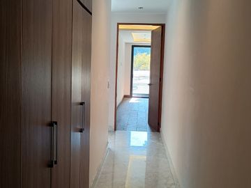 Estrene Excelente Depto. con Roof Garden en Renta. Parte Baja de Teca