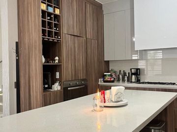 CASA HABITACIÓN EN VENTA EN SANTIAGO, NUEVO LEÓN, ZONA FRACCIONAMIENTO PRIVADA CUMBRES DE SANTIAGO, MUY CERCA DE LA C DEL ÁLAMO,,INCLUYE EQUIPO BASICO