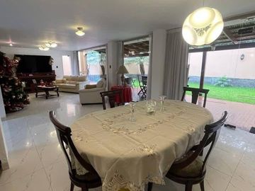Venta de casa en Monterrico Santiago de surco 4 dormitorios