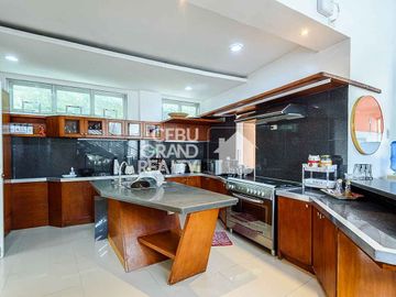 Stylish Multi-Level Home with Scenic Outdoor Views in Maria Luisa Estate Park