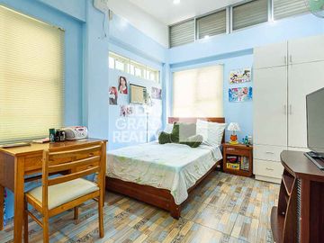 Stylish Multi-Level Home with Scenic Outdoor Views in Maria Luisa Estate Park