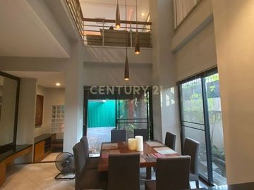 Luxury townhouse with outdoor terrace, 3 sports stadiums in prime location, Sukhumvit, near and close to Phrom Phong Skytrain station. No.58-TH-68002