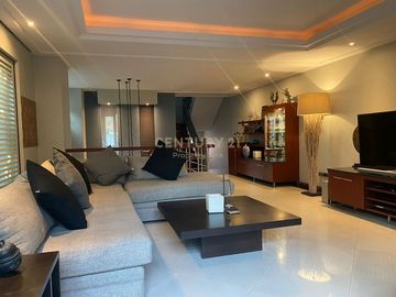 Luxury townhouse with outdoor terrace, 3 sports stadiums in prime location, Sukhumvit, near and close to Phrom Phong Skytrain station. No.58-TH-68002