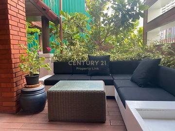 Luxury townhouse with outdoor terrace, 3 sports stadiums in prime location, Sukhumvit, near and close to Phrom Phong Skytrain station. No.58-TH-68002