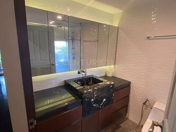 Luxury townhouse with outdoor terrace, 3 sports stadiums in prime location, Sukhumvit, near and close to Phrom Phong Skytrain station. No.58-TH-68002