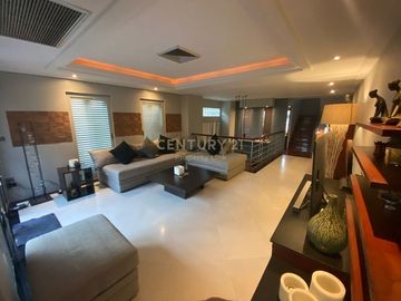 Luxury townhouse with outdoor terrace, 3 sports stadiums in prime location, Sukhumvit, near and close to Phrom Phong Skytrain station. No.58-TH-68002