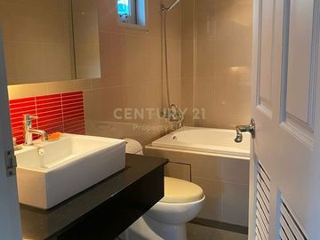 Luxury townhouse with outdoor terrace, 3 sports stadiums in prime location, Sukhumvit, near and close to Phrom Phong Skytrain station. No.58-TH-68002