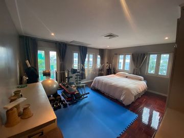 Luxury townhouse with outdoor terrace, 3 sports stadiums in prime location, Sukhumvit, near and close to Phrom Phong Skytrain station. No.58-TH-68002