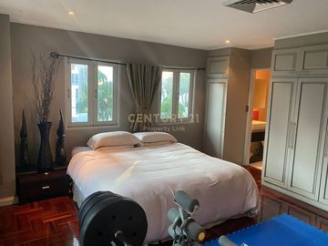 Luxury townhouse with outdoor terrace, 3 sports stadiums in prime location, Sukhumvit, near and close to Phrom Phong Skytrain station. No.58-TH-68002