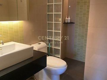 Luxury townhouse with outdoor terrace, 3 sports stadiums in prime location, Sukhumvit, near and close to Phrom Phong Skytrain station. No.58-TH-68002